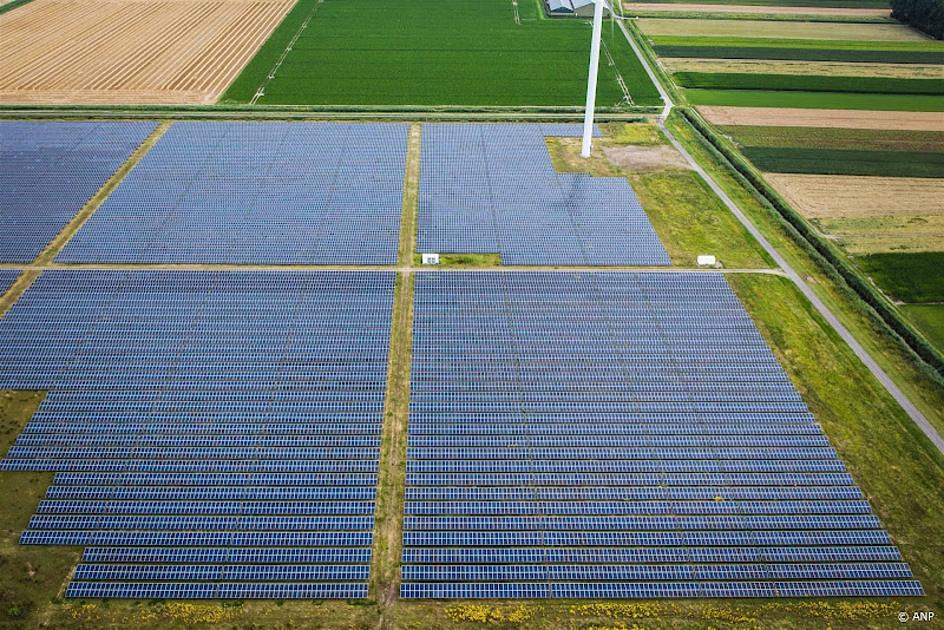 veld met zonnepanelen